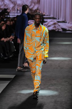 21 Şubat 2025 'te İspanya' nın IFERMA şehrinde Mercedes-Benz Moda Haftası sırasında Erroz 'un tasarladığı bir tasarım giyen bir model podyumda yürüyor.