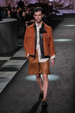 21 Şubat 2025 'te İspanya' nın IFERMA şehrinde Mercedes-Benz Moda Haftası sırasında Erroz 'un tasarladığı bir tasarım giyen bir model podyumda yürüyor.