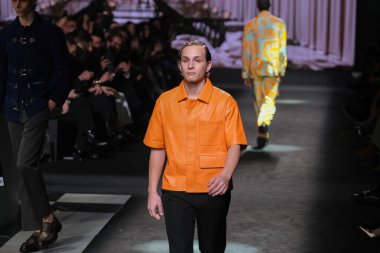 21 Şubat 2025 'te İspanya' nın IFERMA şehrinde Mercedes-Benz Moda Haftası sırasında Erroz 'un tasarladığı bir tasarım giyen bir model podyumda yürüyor.