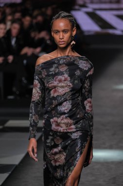 21 Şubat 2025 'te İspanya' nın IFERMA şehrinde Mercedes-Benz Moda Haftası sırasında Erroz 'un tasarladığı bir tasarım giyen bir model podyumda yürüyor.