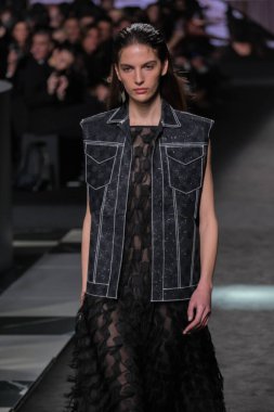 21 Şubat 2025 'te İspanya' nın IFERMA şehrinde Mercedes-Benz Moda Haftası sırasında Erroz 'un tasarladığı bir tasarım giyen bir model podyumda yürüyor.