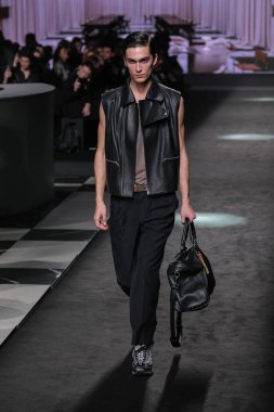 21 Şubat 2025 'te İspanya' nın IFERMA şehrinde Mercedes-Benz Moda Haftası sırasında Erroz 'un tasarladığı bir tasarım giyen bir model podyumda yürüyor.