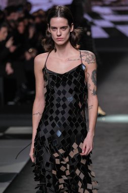 21 Şubat 2025 'te İspanya' nın IFERMA şehrinde Mercedes-Benz Moda Haftası sırasında Erroz 'un tasarladığı bir tasarım giyen bir model podyumda yürüyor.