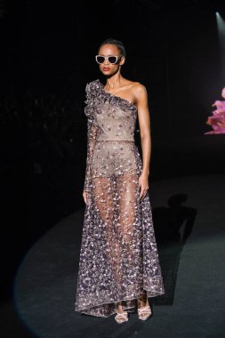 IFERMA 'da Mercedes-Benz Moda Haftası sırasında Hannibal Laguna' nın tasarladığı bir tasarım giyen bir model podyumda yürüyor, 21 Şubat 2025 İspanya