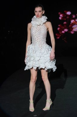 IFERMA 'da Mercedes-Benz Moda Haftası sırasında Hannibal Laguna' nın tasarladığı bir tasarım giyen bir model podyumda yürüyor, 21 Şubat 2025 İspanya