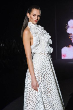 IFERMA 'da Mercedes-Benz Moda Haftası sırasında Hannibal Laguna' nın tasarladığı bir tasarım giyen bir model podyumda yürüyor, 21 Şubat 2025 İspanya