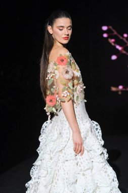 IFERMA 'da Mercedes-Benz Moda Haftası sırasında Hannibal Laguna' nın tasarladığı bir tasarım giyen bir model podyumda yürüyor, 21 Şubat 2025 İspanya