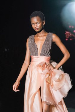 IFERMA 'da Mercedes-Benz Moda Haftası sırasında Hannibal Laguna' nın tasarladığı bir tasarım giyen bir model podyumda yürüyor, 21 Şubat 2025 İspanya