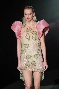 IFERMA 'da Mercedes-Benz Moda Haftası sırasında Hannibal Laguna' nın tasarladığı bir tasarım giyen bir model podyumda yürüyor, 21 Şubat 2025 İspanya