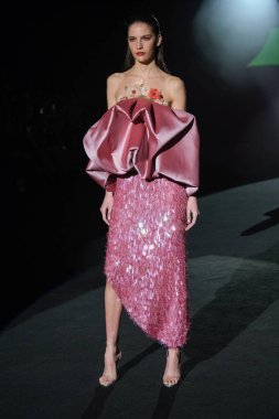 IFERMA 'da Mercedes-Benz Moda Haftası sırasında Hannibal Laguna' nın tasarladığı bir tasarım giyen bir model podyumda yürüyor, 21 Şubat 2025 İspanya