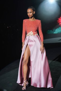 IFERMA 'da Mercedes-Benz Moda Haftası sırasında Hannibal Laguna' nın tasarladığı bir tasarım giyen bir model podyumda yürüyor, 21 Şubat 2025 İspanya