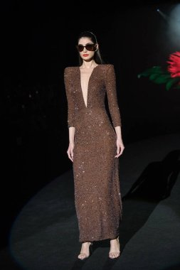 IFERMA 'da Mercedes-Benz Moda Haftası sırasında Hannibal Laguna' nın tasarladığı bir tasarım giyen bir model podyumda yürüyor, 21 Şubat 2025 İspanya