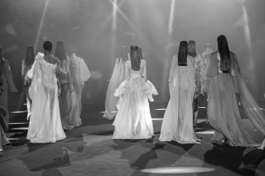 IFERMA 'da Mercedes-Benz Moda Haftası sırasında Hannibal Laguna' nın tasarladığı bir tasarım giyen bir model podyumda yürüyor, 21 Şubat 2025 İspanya