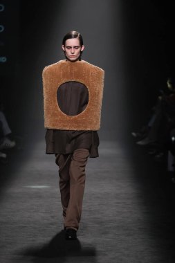 IFERMA 'da Mercedes-Benz Moda Haftası sırasında ANGEL SCHLESSER tarafından tasarlanmış bir tasarım giyen bir model podyumda yürüyor, 22 Şubat 2025 İspanya