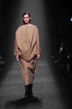 IFERMA 'da Mercedes-Benz Moda Haftası sırasında ANGEL SCHLESSER tarafından tasarlanmış bir tasarım giyen bir model podyumda yürüyor, 22 Şubat 2025 İspanya