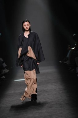 IFERMA 'da Mercedes-Benz Moda Haftası sırasında ANGEL SCHLESSER tarafından tasarlanmış bir tasarım giyen bir model podyumda yürüyor, 22 Şubat 2025 İspanya