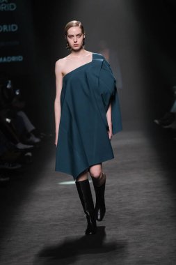 IFERMA 'da Mercedes-Benz Moda Haftası sırasında ANGEL SCHLESSER tarafından tasarlanmış bir tasarım giyen bir model podyumda yürüyor, 22 Şubat 2025 İspanya