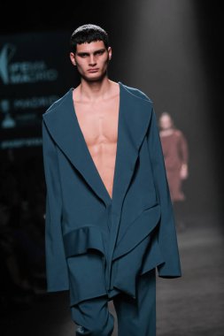 IFERMA 'da Mercedes-Benz Moda Haftası sırasında ANGEL SCHLESSER tarafından tasarlanmış bir tasarım giyen bir model podyumda yürüyor, 22 Şubat 2025 İspanya