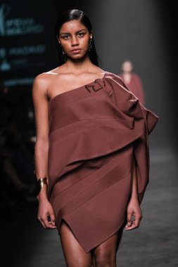 IFERMA 'da Mercedes-Benz Moda Haftası sırasında ANGEL SCHLESSER tarafından tasarlanmış bir tasarım giyen bir model podyumda yürüyor, 22 Şubat 2025 İspanya