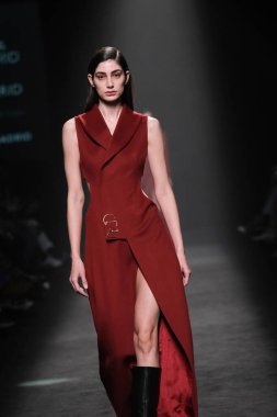 IFERMA 'da Mercedes-Benz Moda Haftası sırasında ANGEL SCHLESSER tarafından tasarlanmış bir tasarım giyen bir model podyumda yürüyor, 22 Şubat 2025 İspanya