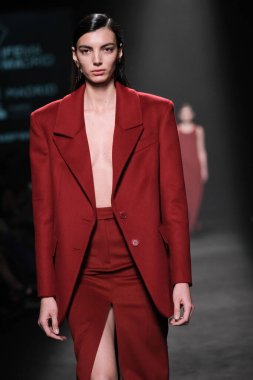 IFERMA 'da Mercedes-Benz Moda Haftası sırasında ANGEL SCHLESSER tarafından tasarlanmış bir tasarım giyen bir model podyumda yürüyor, 22 Şubat 2025 İspanya