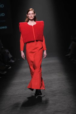 IFERMA 'da Mercedes-Benz Moda Haftası sırasında ANGEL SCHLESSER tarafından tasarlanmış bir tasarım giyen bir model podyumda yürüyor, 22 Şubat 2025 İspanya