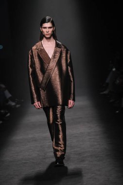 IFERMA 'da Mercedes-Benz Moda Haftası sırasında ANGEL SCHLESSER tarafından tasarlanmış bir tasarım giyen bir model podyumda yürüyor, 22 Şubat 2025 İspanya