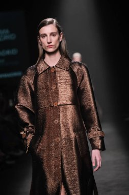 IFERMA 'da Mercedes-Benz Moda Haftası sırasında ANGEL SCHLESSER tarafından tasarlanmış bir tasarım giyen bir model podyumda yürüyor, 22 Şubat 2025 İspanya