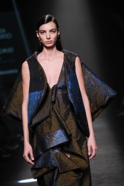 IFERMA 'da Mercedes-Benz Moda Haftası sırasında ANGEL SCHLESSER tarafından tasarlanmış bir tasarım giyen bir model podyumda yürüyor, 22 Şubat 2025 İspanya