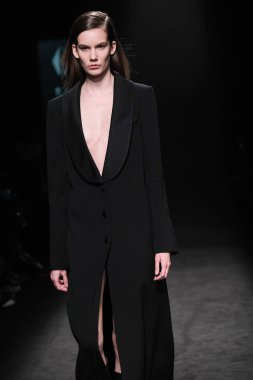 IFERMA 'da Mercedes-Benz Moda Haftası sırasında ANGEL SCHLESSER tarafından tasarlanmış bir tasarım giyen bir model podyumda yürüyor, 22 Şubat 2025 İspanya