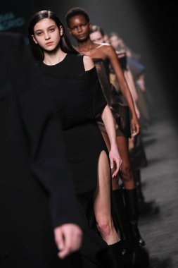 IFERMA 'da Mercedes-Benz Moda Haftası sırasında ANGEL SCHLESSER tarafından tasarlanmış bir tasarım giyen bir model podyumda yürüyor, 22 Şubat 2025 İspanya