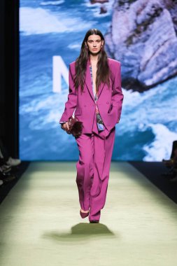 IFERMA 'da Mercedes-Benz Moda Haftası Madrid sırasında Lola Casademunt' un tasarladığı bir tasarım giyen bir model podyumda yürüyor, 22 Şubat 2025 İspanya