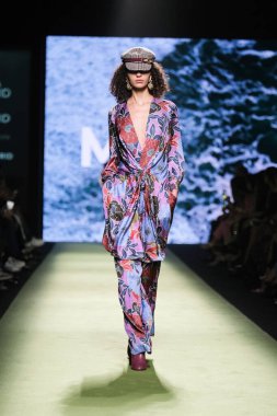 IFERMA 'da Mercedes-Benz Moda Haftası Madrid sırasında Lola Casademunt' un tasarladığı bir tasarım giyen bir model podyumda yürüyor, 22 Şubat 2025 İspanya