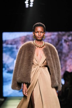 IFERMA 'da Mercedes-Benz Moda Haftası Madrid sırasında Lola Casademunt' un tasarladığı bir tasarım giyen bir model podyumda yürüyor, 22 Şubat 2025 İspanya