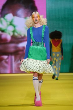 IFERMA 'da Mercedes-Benz Moda Haftası sırasında Agatha Ruiz de la Prada' nın tasarladığı bir model podyumda yürüyor. 22 Şubat 2025 İspanya