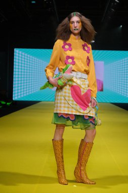 IFERMA 'da Mercedes-Benz Moda Haftası sırasında Agatha Ruiz de la Prada' nın tasarladığı bir model podyumda yürüyor. 22 Şubat 2025 İspanya