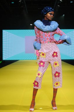 IFERMA 'da Mercedes-Benz Moda Haftası sırasında Agatha Ruiz de la Prada' nın tasarladığı bir model podyumda yürüyor. 22 Şubat 2025 İspanya