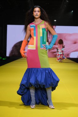 IFERMA 'da Mercedes-Benz Moda Haftası sırasında Agatha Ruiz de la Prada' nın tasarladığı bir model podyumda yürüyor. 22 Şubat 2025 İspanya