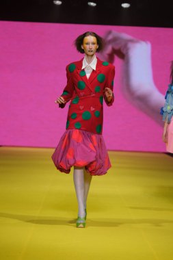 IFERMA 'da Mercedes-Benz Moda Haftası sırasında Agatha Ruiz de la Prada' nın tasarladığı bir model podyumda yürüyor. 22 Şubat 2025 İspanya