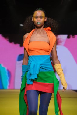 IFERMA 'da Mercedes-Benz Moda Haftası sırasında Agatha Ruiz de la Prada' nın tasarladığı bir model podyumda yürüyor. 22 Şubat 2025 İspanya