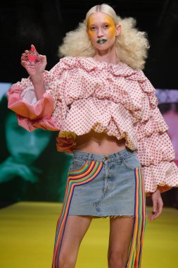 IFERMA 'da Mercedes-Benz Moda Haftası sırasında Agatha Ruiz de la Prada' nın tasarladığı bir model podyumda yürüyor. 22 Şubat 2025 İspanya