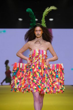 IFERMA 'da Mercedes-Benz Moda Haftası sırasında Agatha Ruiz de la Prada' nın tasarladığı bir model podyumda yürüyor. 22 Şubat 2025 İspanya