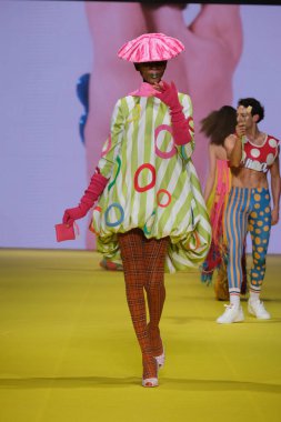 IFERMA 'da Mercedes-Benz Moda Haftası sırasında Agatha Ruiz de la Prada' nın tasarladığı bir model podyumda yürüyor. 22 Şubat 2025 İspanya
