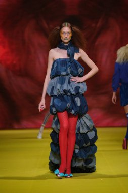 IFERMA 'da Mercedes-Benz Moda Haftası sırasında Agatha Ruiz de la Prada' nın tasarladığı bir model podyumda yürüyor. 22 Şubat 2025 İspanya
