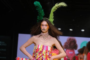 IFERMA 'da Mercedes-Benz Moda Haftası sırasında Agatha Ruiz de la Prada' nın tasarladığı bir model podyumda yürüyor. 22 Şubat 2025 İspanya