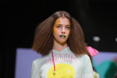 IFERMA 'da Mercedes-Benz Moda Haftası sırasında Agatha Ruiz de la Prada' nın tasarladığı bir model podyumda yürüyor. 22 Şubat 2025 İspanya