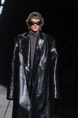 23 Şubat 2025 'te IFERMA' da Mercedes-Benz Moda Haftası sırasında Odis 'in tasarladığı bir model podyumda yürüyor.