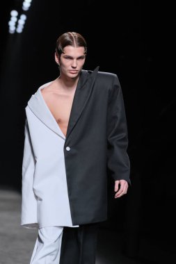 23 Şubat 2025 'te IFERMA' da Mercedes-Benz Moda Haftası sırasında Odis 'in tasarladığı bir model podyumda yürüyor.