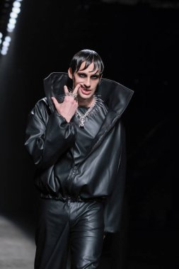 23 Şubat 2025 'te IFERMA' da Mercedes-Benz Moda Haftası sırasında Odis 'in tasarladığı bir model podyumda yürüyor.