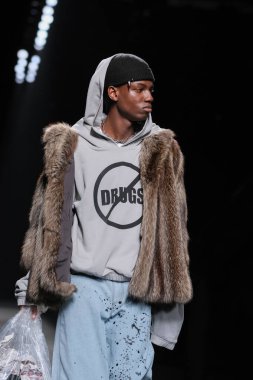 23 Şubat 2025 'te IFERMA' da Mercedes-Benz Moda Haftası sırasında Odis 'in tasarladığı bir model podyumda yürüyor.